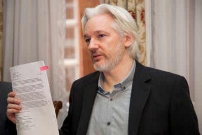 Accueillir Assange en France? L'État freine, la société pousse