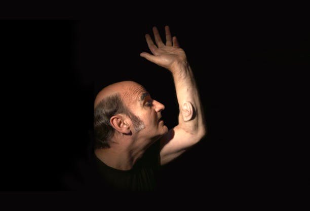 Un artiste australien s'est fait pousser une oreille connectée dans le bras