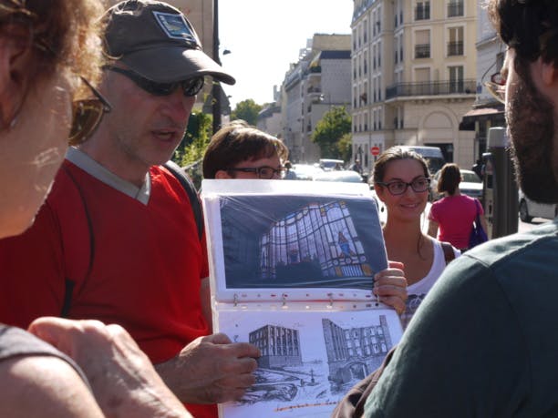À 54 ans, Antonio a retrouvé l'emploi en faisant visiter Paris