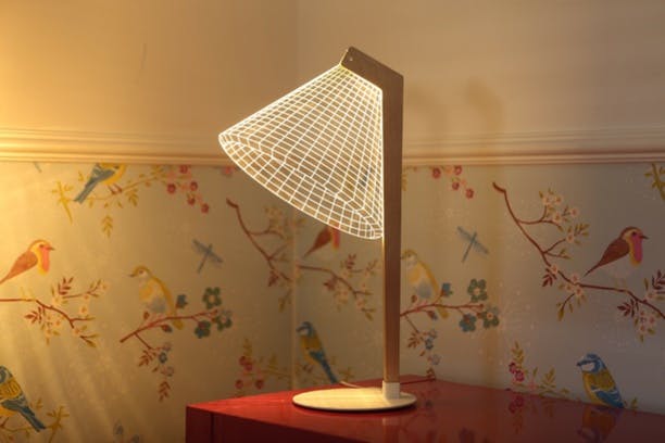 Elle vous éclaire et pourtant... Cette lampe est une illusion d'optique