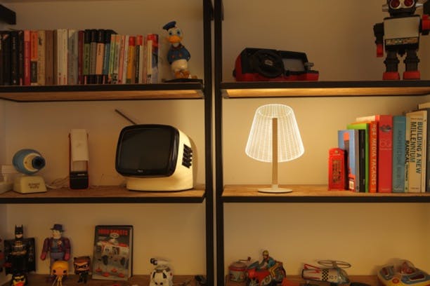 Elle vous éclaire et pourtant... Cette lampe est une illusion d'optique
