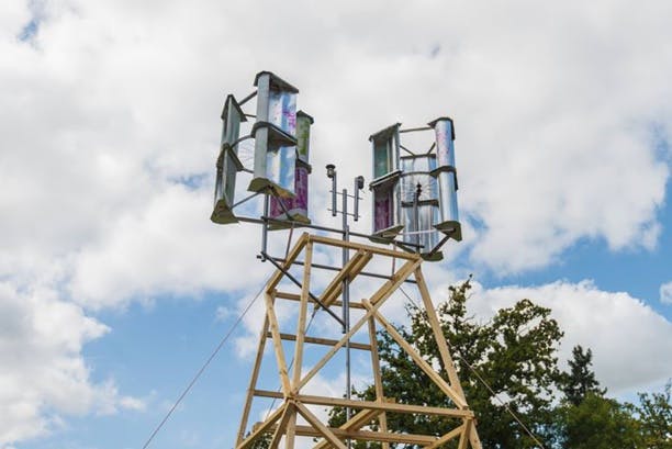 À la POC21, il développe une éolienne en kit à trente euros