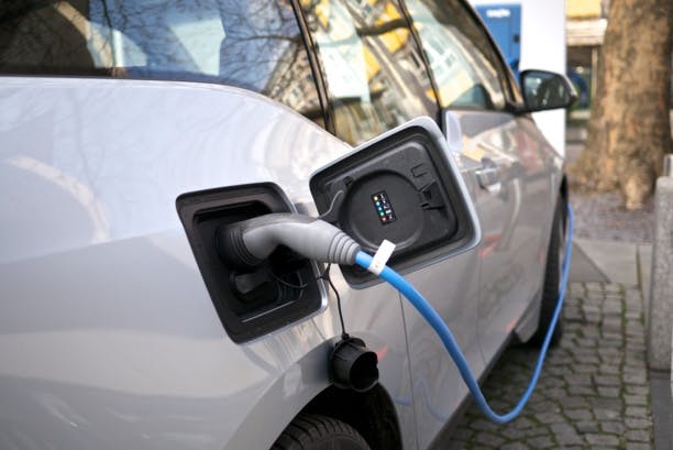D'ici 15 ans, une voiture neuve sur trois pourrait être électrique ou hybride
