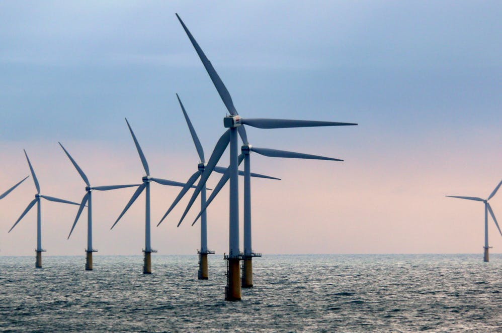 Moches et bruyantes, les éoliennes? Installons-les en mer ou embellissons-les !