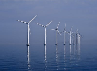 Moches et bruyantes, les éoliennes? Installons-les en mer ou embellissons-les !