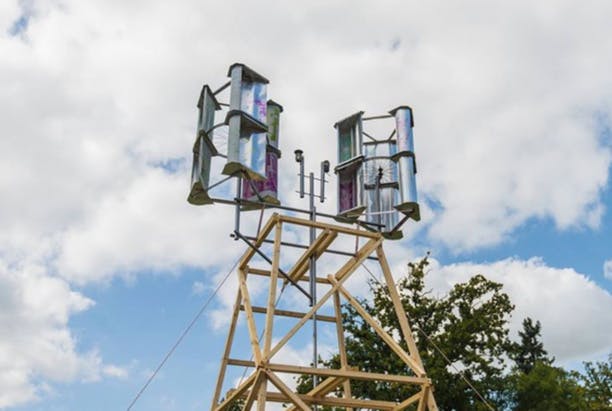 Moches et bruyantes, les éoliennes? Installons-les en mer ou embellissons-les !