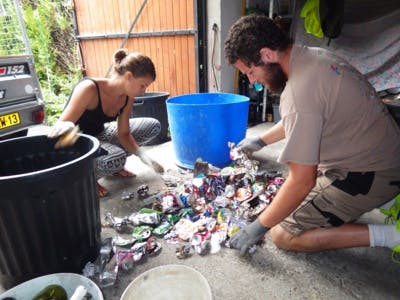 Il marche 1 000 km à travers la France et ramasse plus de 800 kilos de déchets