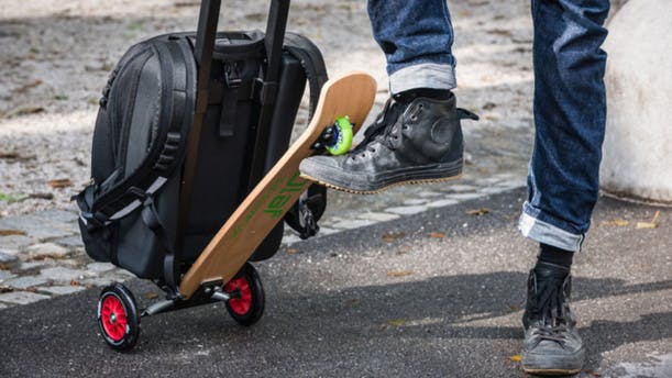 Ne ratez plus jamais un avion, grâce à cette valise-trottinette