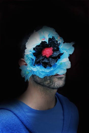 L'homme qui métamorphose les sacs plastique en fleurs