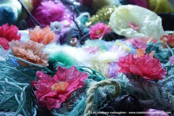 L'homme qui métamorphose les sacs plastique en fleurs