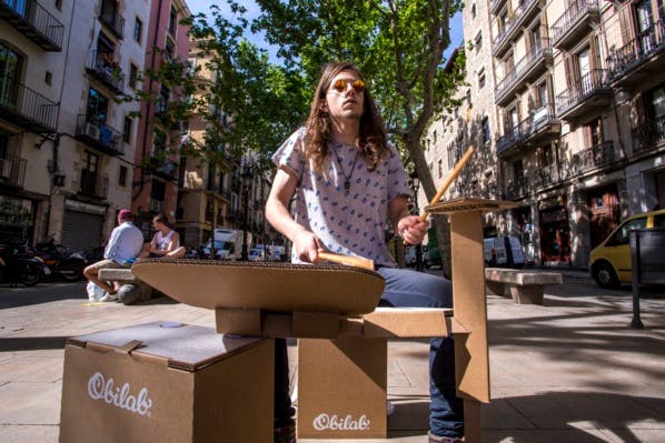 Jouer de la musique avec du carton, c'est possible : voici la batterie 100 % recyclable
