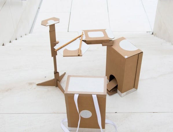 Jouer de la musique avec du carton, c'est possible : voici la batterie 100 % recyclable