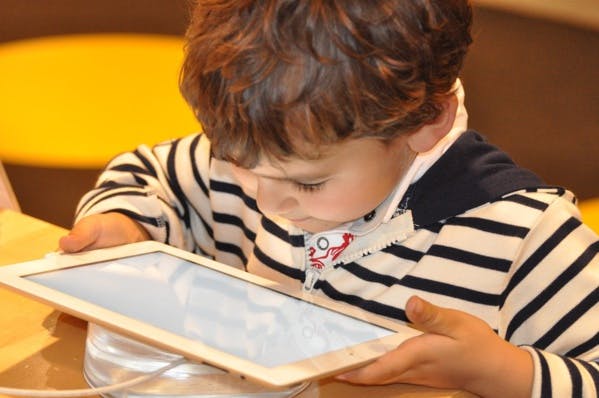 Alerte sur les dangers des radiofréquences pour les enfants