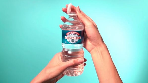 Des petites bouteilles d'eau aux bouchons intégrés, mais pourquoi ?
