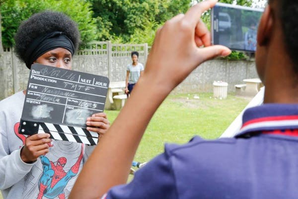Cet été, YouTube va dans les quartiers pour apprendre aux jeunes à se raconter en vidéo