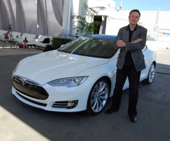 Bus, panneaux solaires et autopartage : le nouveau plan d'Elon Musk pour Tesla