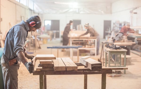 Aider les artisans migrants à exercer leur vrai métier : le défi de la Fabrique nomade