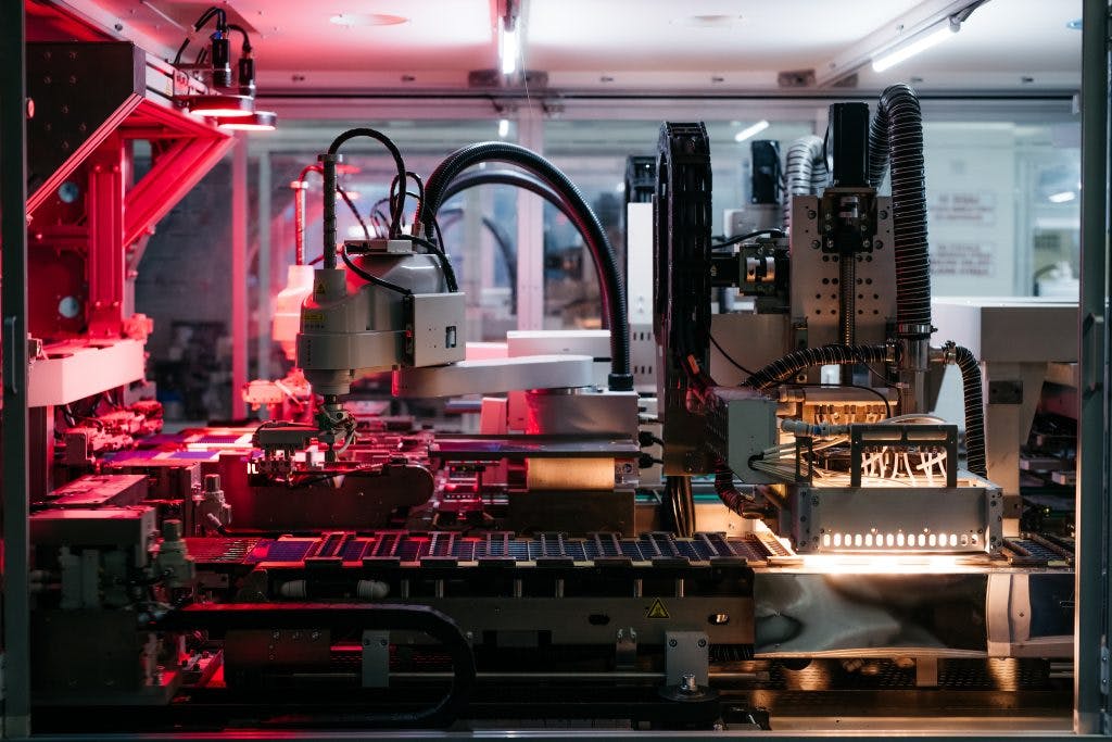 Les fils électriques sont apposés sur les cellules et soudés au laser. Crédit : Bisol.