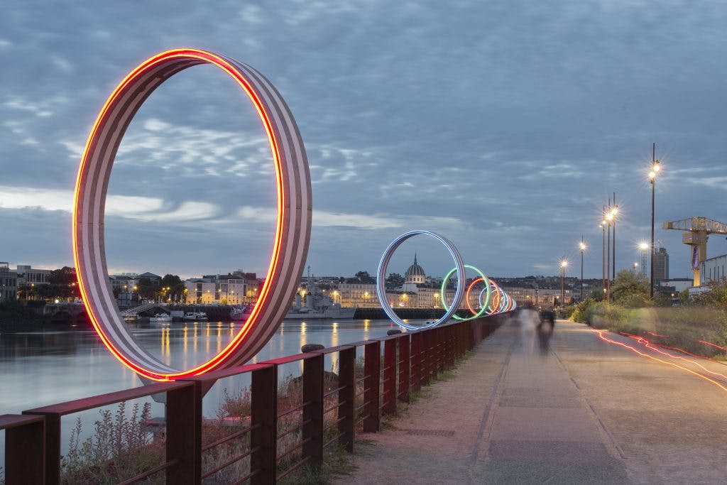 Daniel Buren et Patrick Bouchain, Les Anneaux, Quai des Antilles, Nantes, création pérenne Estuaire 2007. Photo : Martin Argyroglo / LVAN