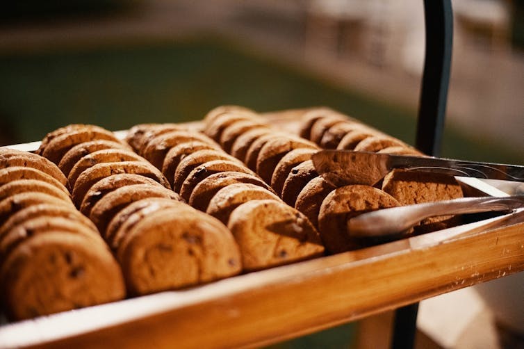 Plateau où sont présentés des gâteaux, avec une pince spécifique mise à disposition