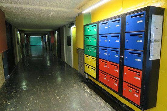 Les larges couloirs qui desservent le bâtiment permettent de faire circuler l'air tout en facilitant la distanciation physique. (Crédits : Martine Vittu)