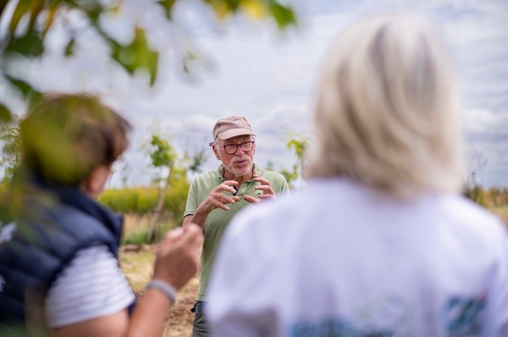 Jean-Marie Lioult explique avec passion le fonctionnement de sa ferme et de son association loi 1901, Grâce au Jardin. Crédit : Jérémy Lempin / WD.