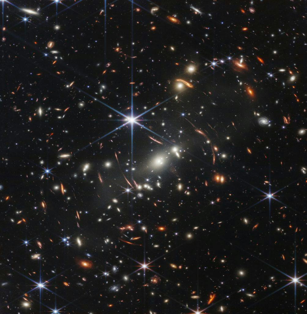 "Cette image couvre une partie du ciel d'environ la taille d'un grain de sable tenu à bout de bras". Crédit : NASA, ESA, CSA, STScI Space Telescope Science Institute Office of Public Outreach