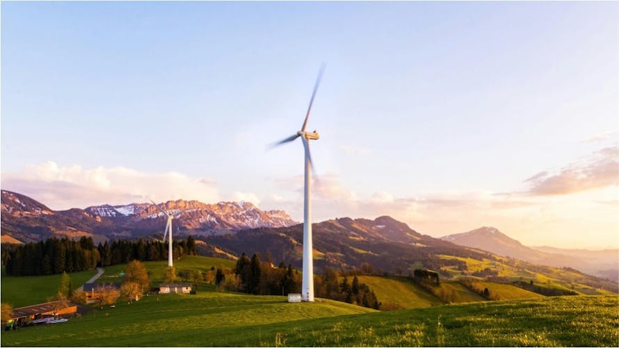 Éoliennes dans un paysage de montagne au coucher du soleil