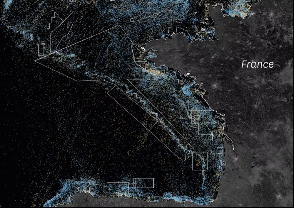 Carte satellite montrant la côte atlantique de la France avec des tracés maritimes visibles