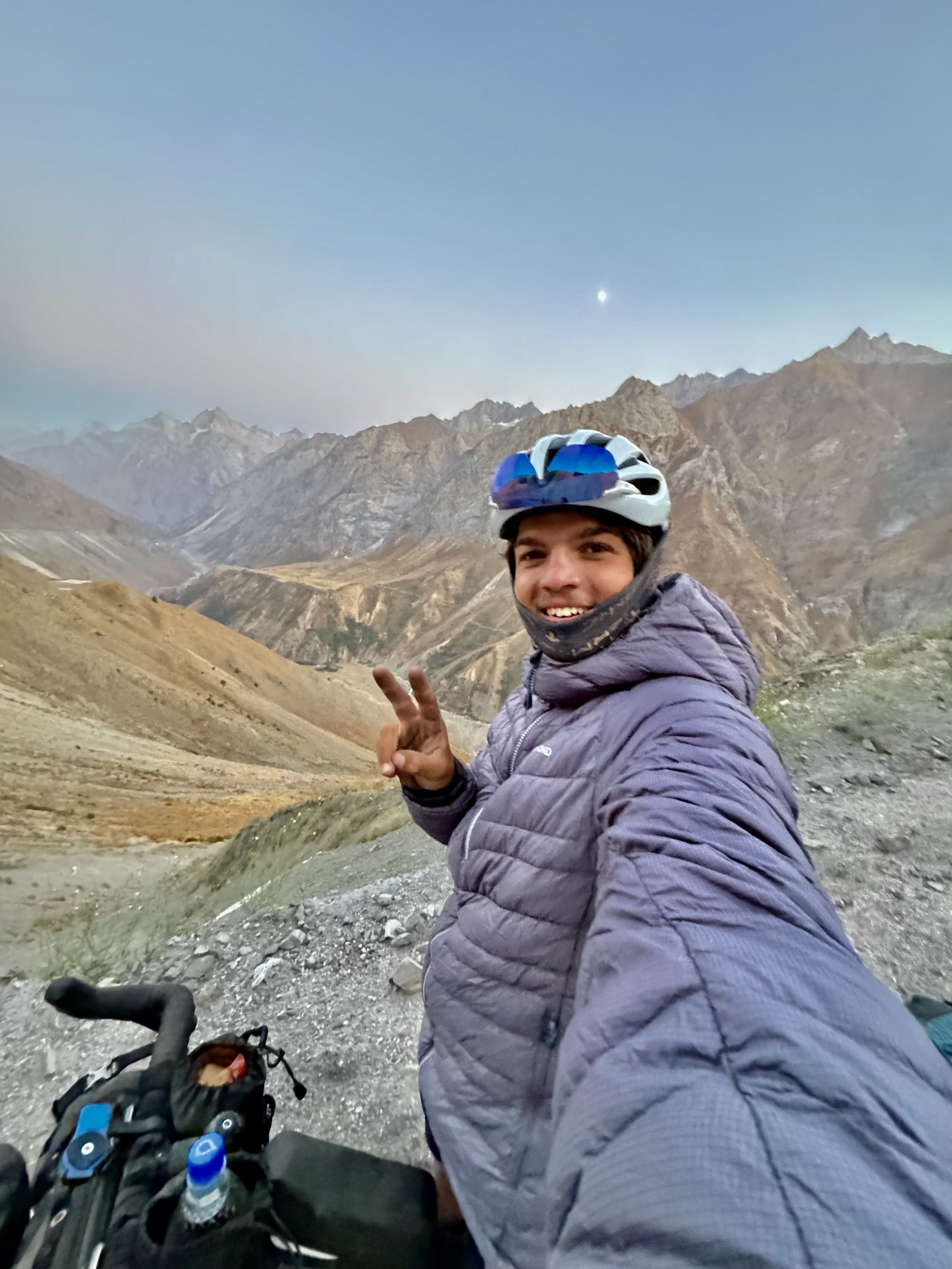 Jean Rouaux faisant un selfie dans les montagnes au coucher du soleil