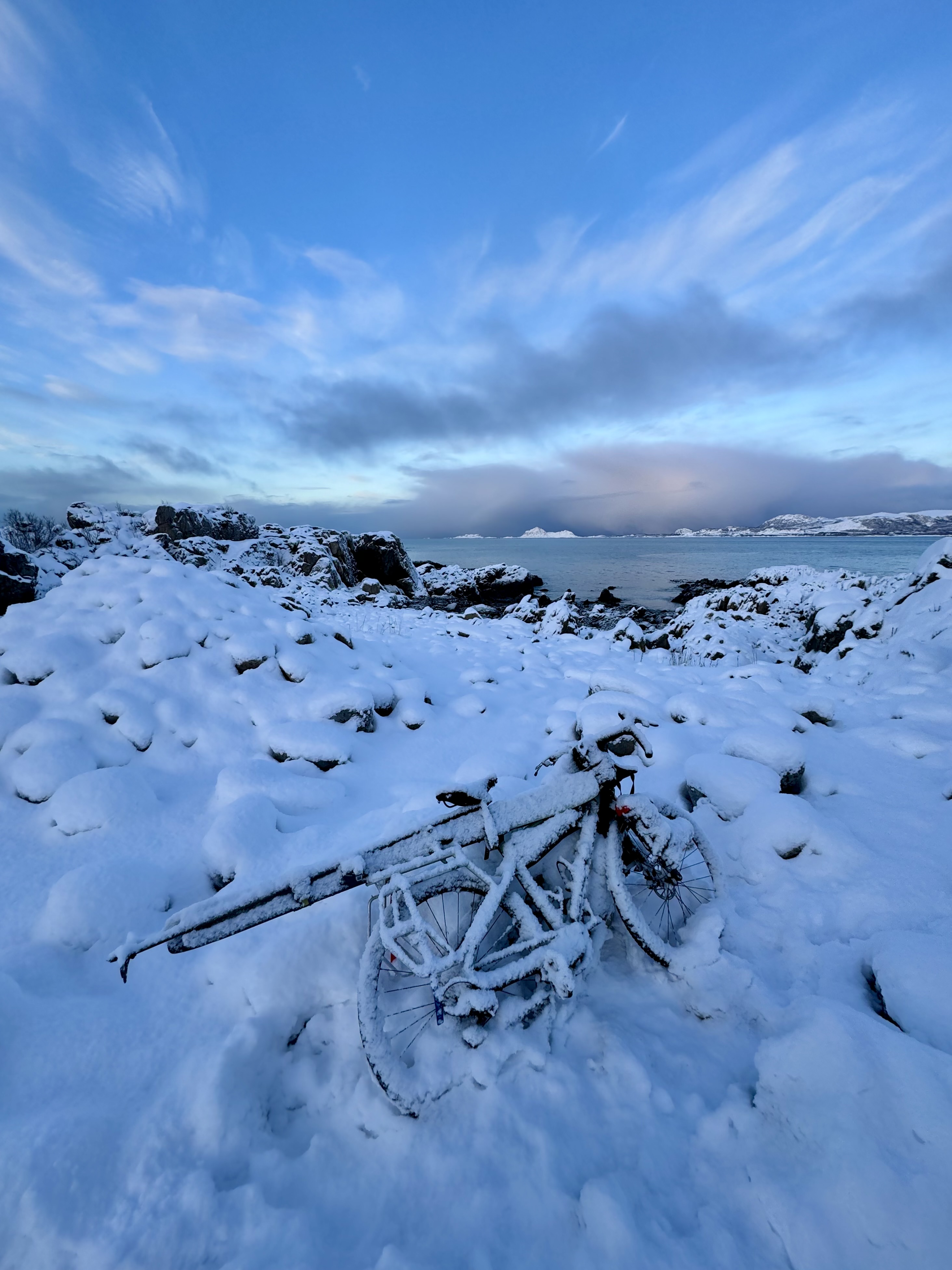 En Norvège, le vélo et tout son équipement de ski ont parfois "dormi" sous la neige.