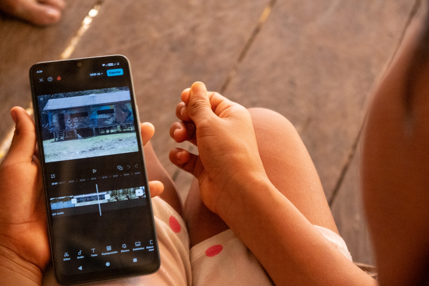 Une personne monte une vidéo sur un smartphone avec une application d’édition.