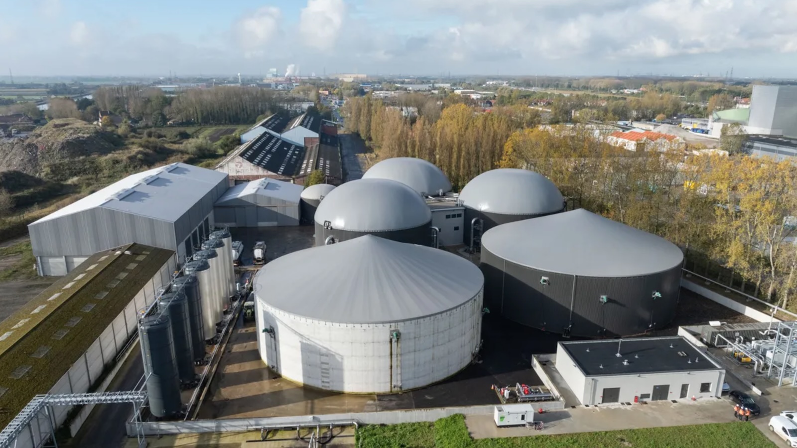 Vue aérienne d&amp;#39;une usine de méthanisation avec plusieurs digesteurs et bâtiments industriels adjacents