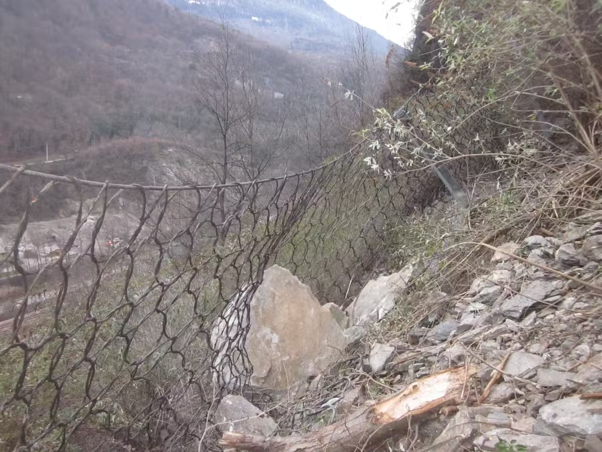 éboulements rochaux retenus par des grillages de protection