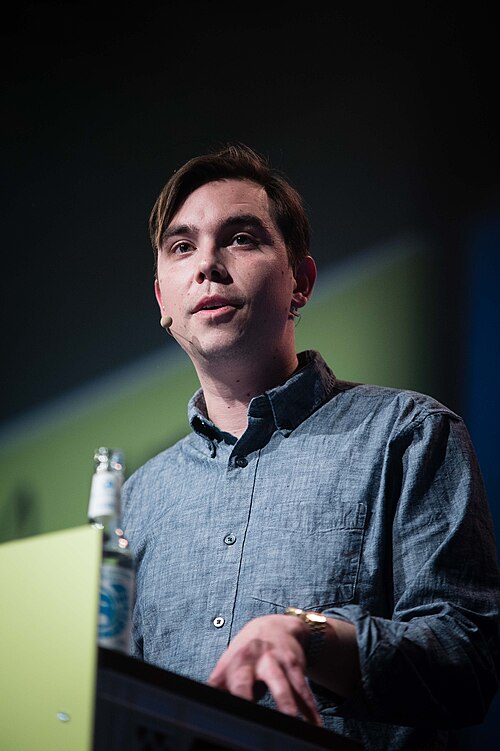 Portrait de l'essayiste britannique James Brdile