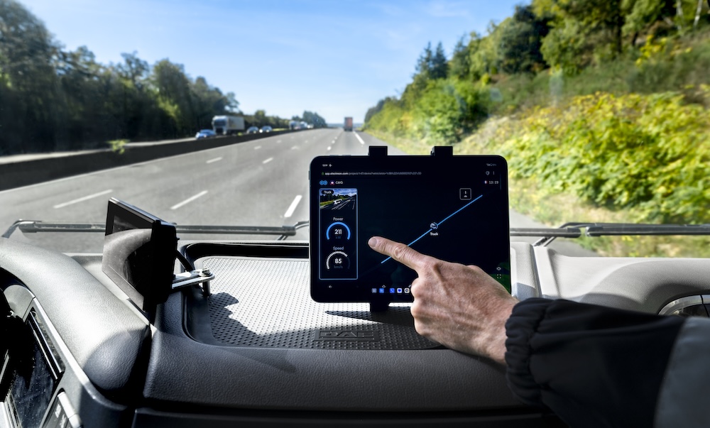 En cours de roulage, le camion est rechargé par induction, comme l'affiche l'écran à droite du conducteur