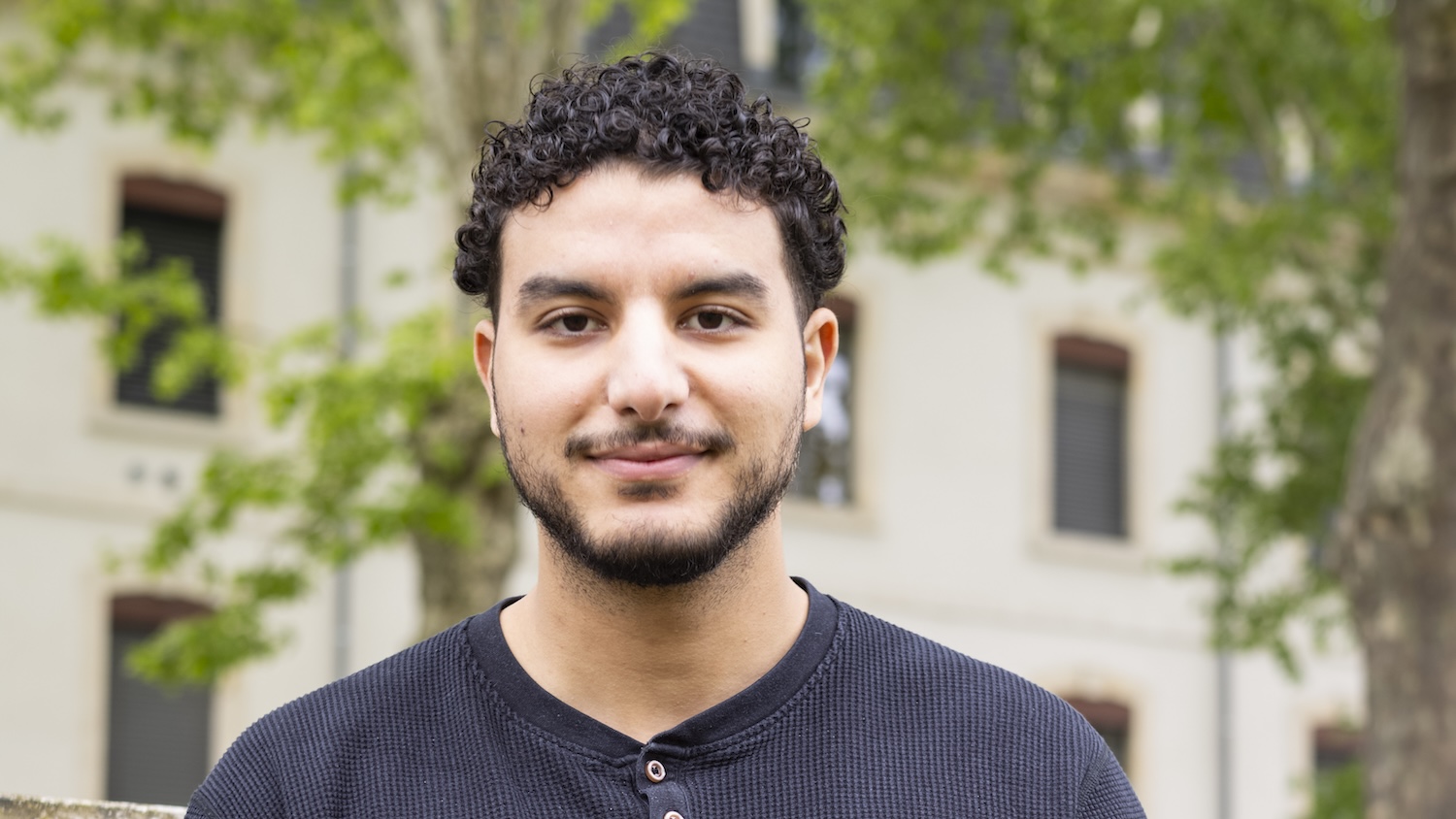 Walid Kadoussi souriant, sur une place de la ville de Nevers