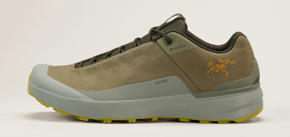 Chaussure de randonnée Arc'teryx khaki et grise avec semelle crantée jaune et logo visible
