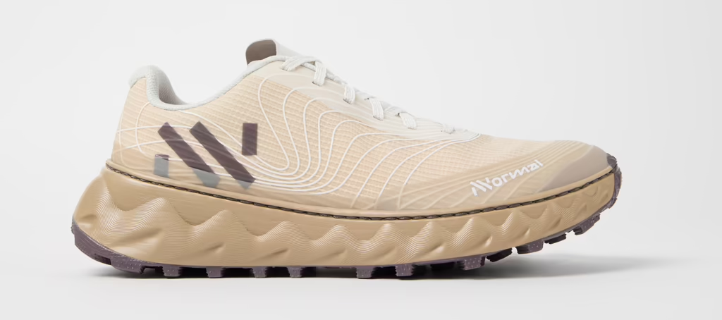 Chaussure Nnormal beige et blanche avec semelle épaisse ondulée et logo Norda visible.