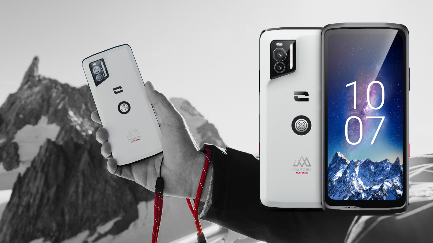 Smartphone blanc Crosscall avec écran allumé, tenu en montagne, fond de sommets enneigés en noir et blanc