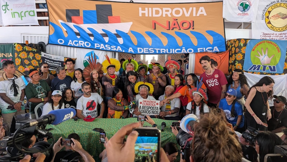 Manifestation collective contre un projet de voie navigable, avec pancartes et slogans environnementaux.