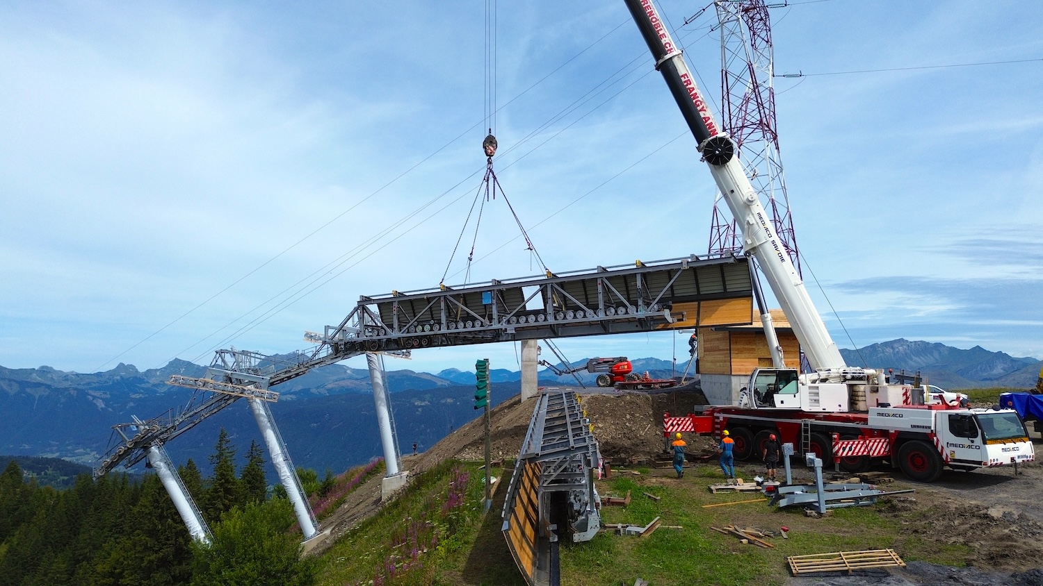 Installation d'une station de télésiège en montagne à l'aide d'une grande grue mobile