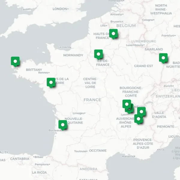 Carte de France avec des marqueurs verts indiquant plusieurs emplacements géographiques spécifiques.
