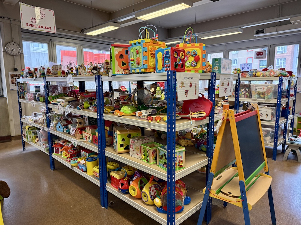 Rayonnages remplis de jouets colorés dans une ludothèque ou un magasin pour enfants