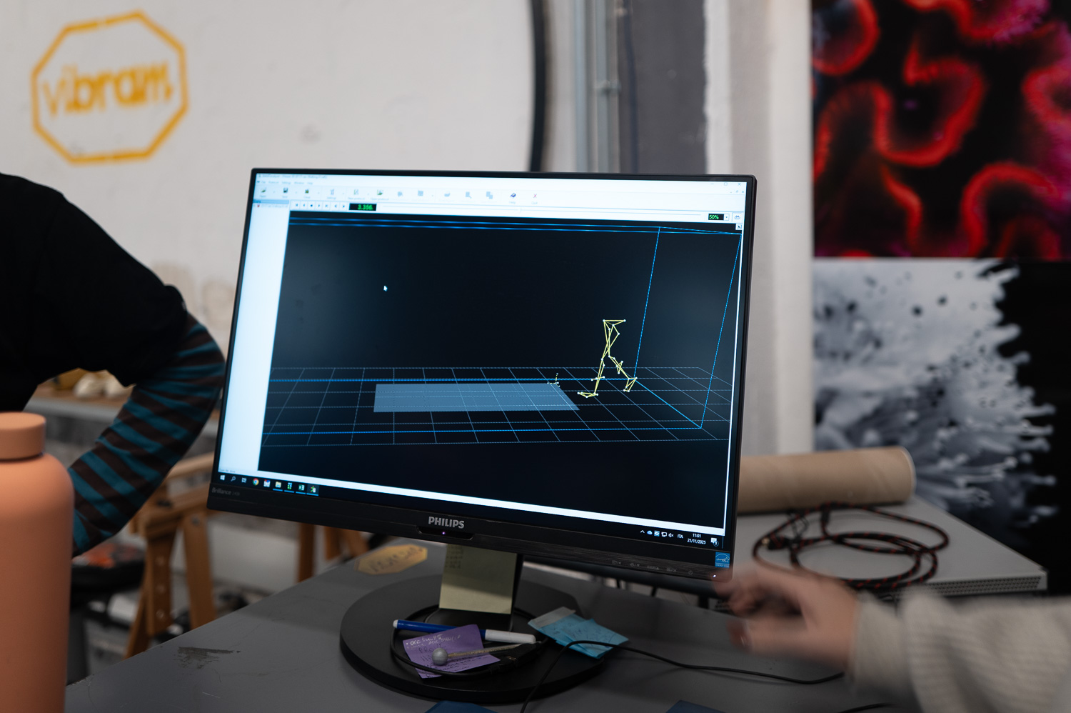Modélisation 3D affichée sur un écran d’ordinateur dans un atelier de fabrication numérique