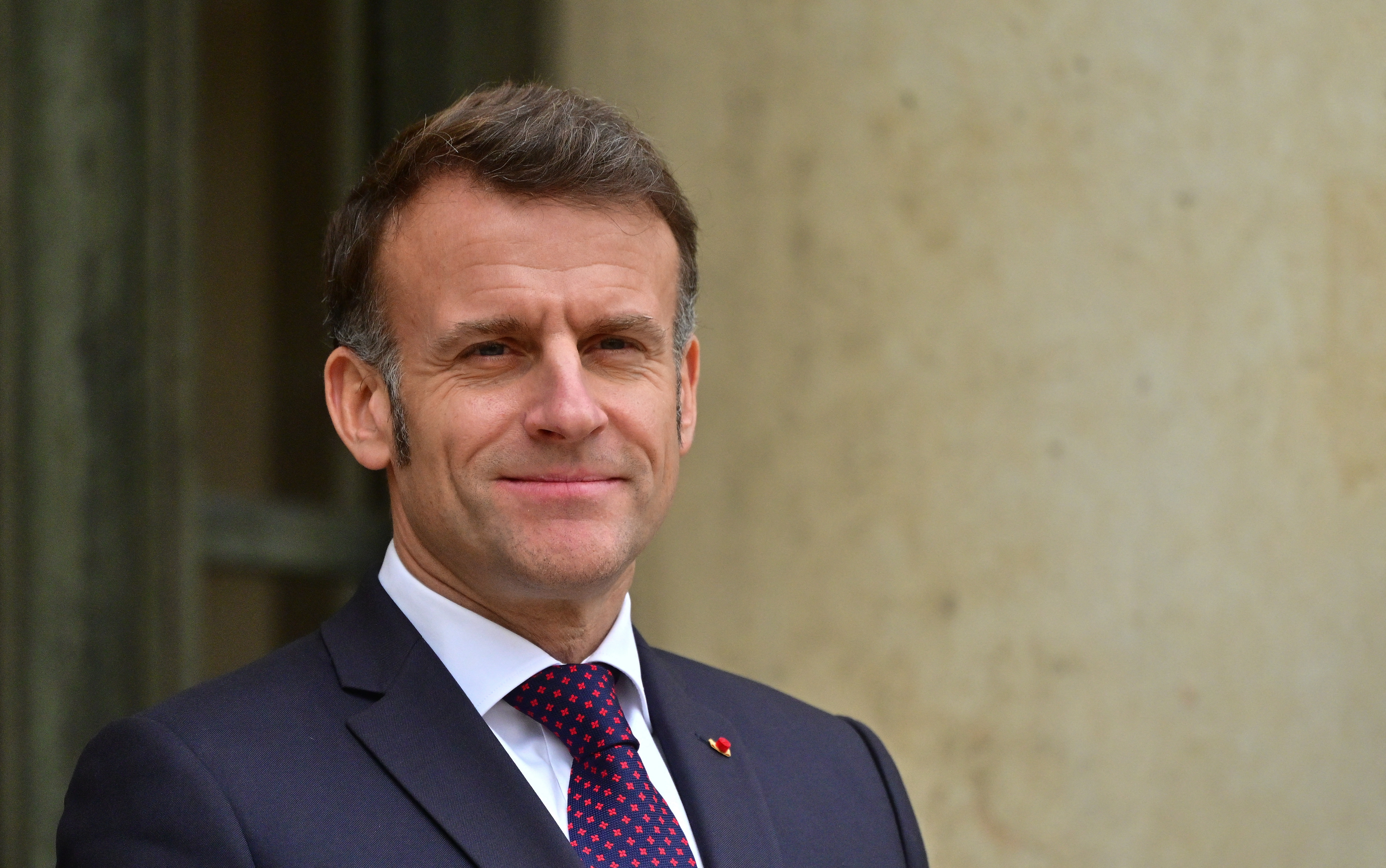Rythmes scolaires : Emmanuel Macron plaide pour des journées plus courtes et des vacances d’été réduites