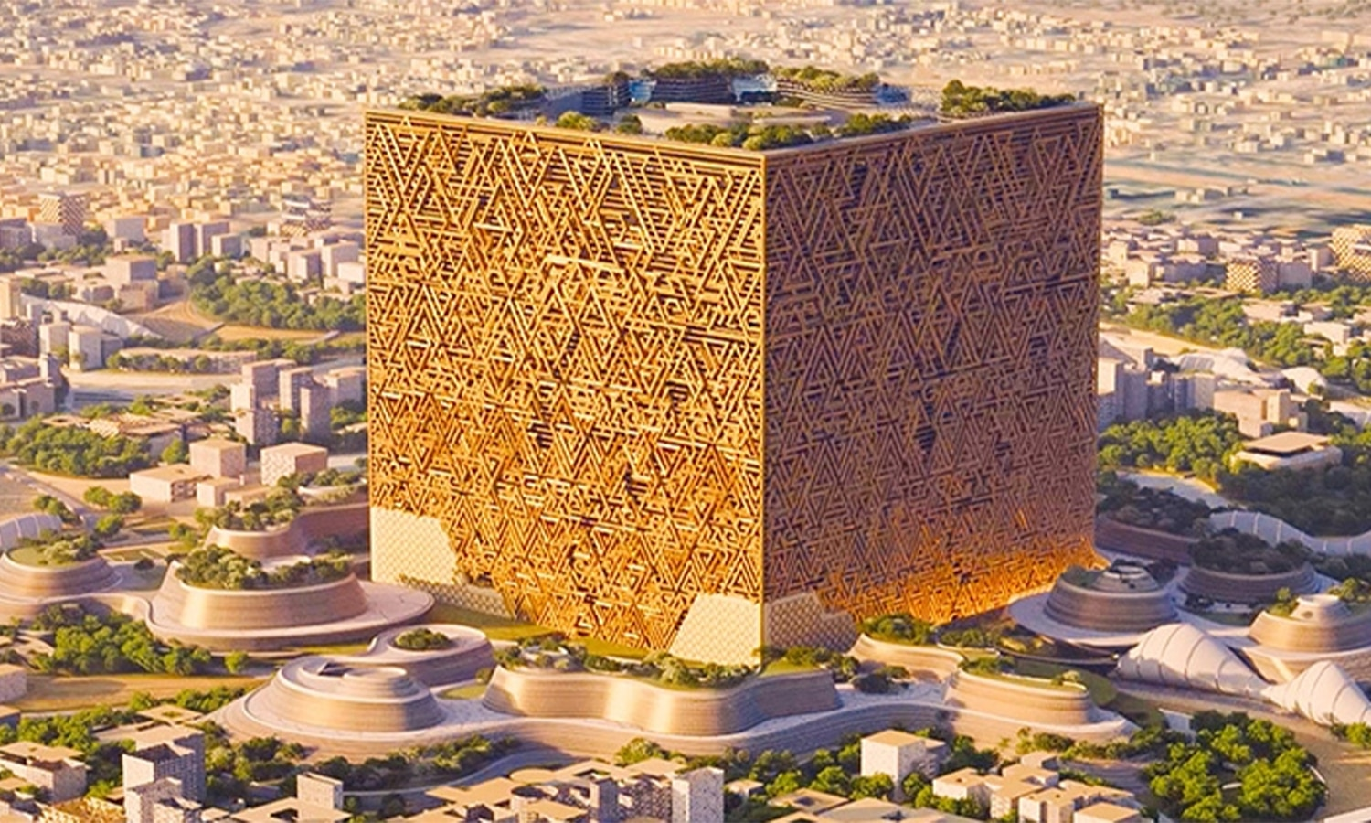 Immense bâtiment cubique doré au cœur d'une ville avec motifs géométriques sur la façade