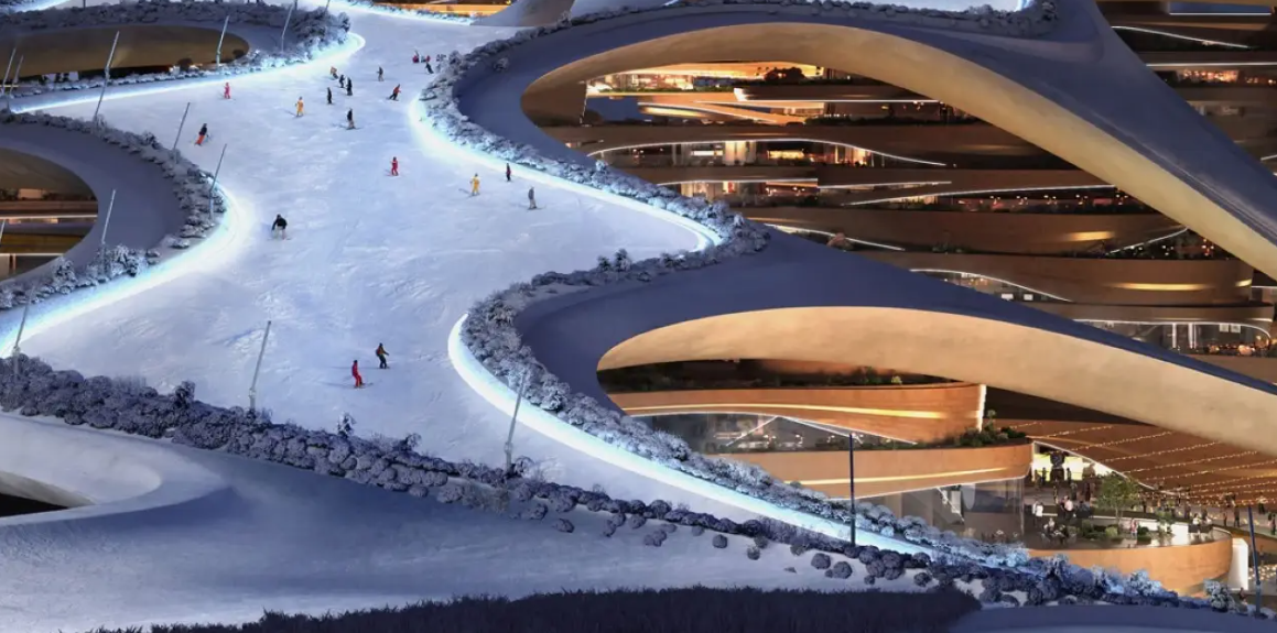 Piste de ski artificielle entourée de structures architecturales futuristes avec des skieurs en action