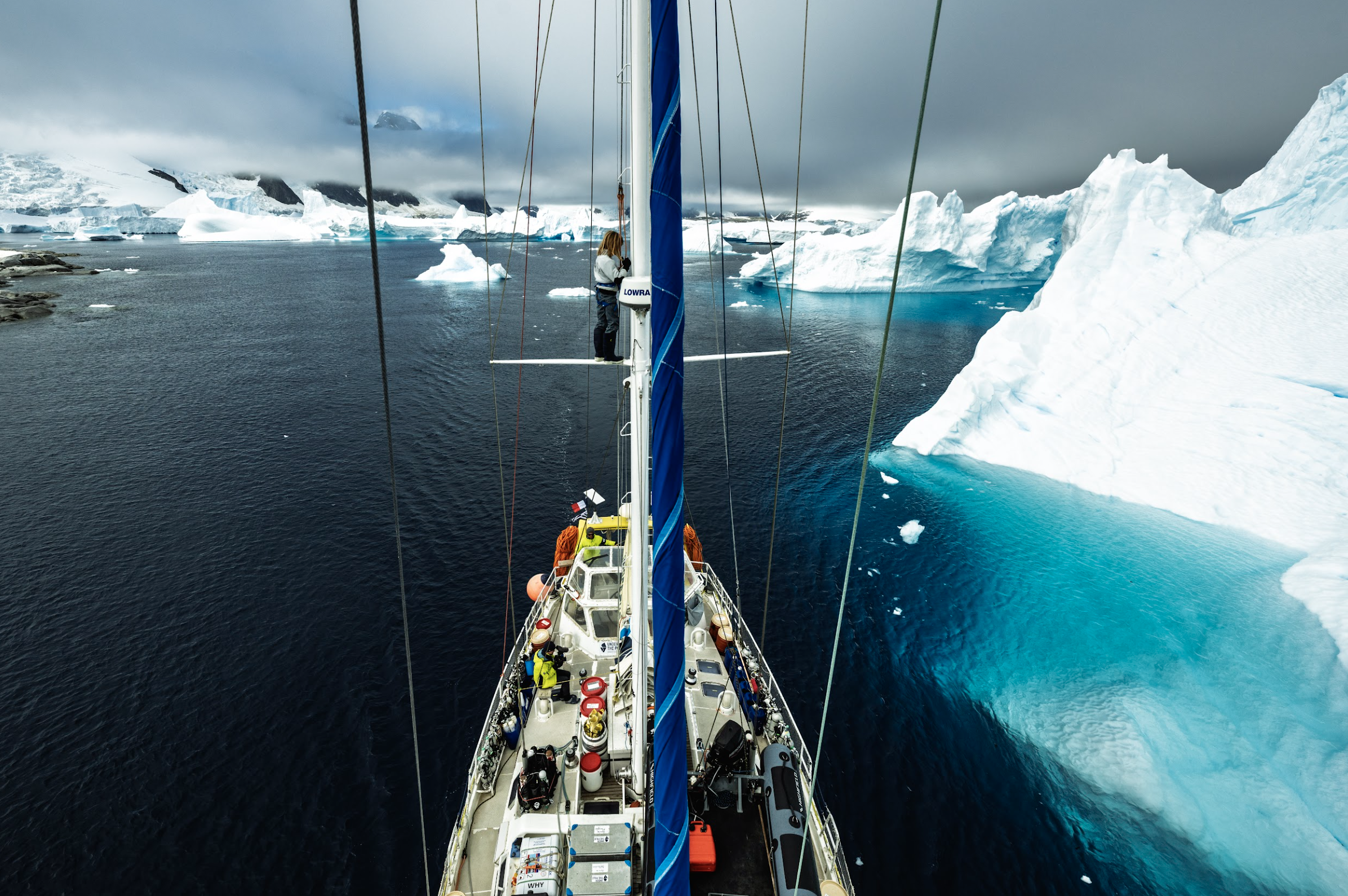 Voilier naviguant entre les icebergs dans les eaux glacées de l'Antarctique