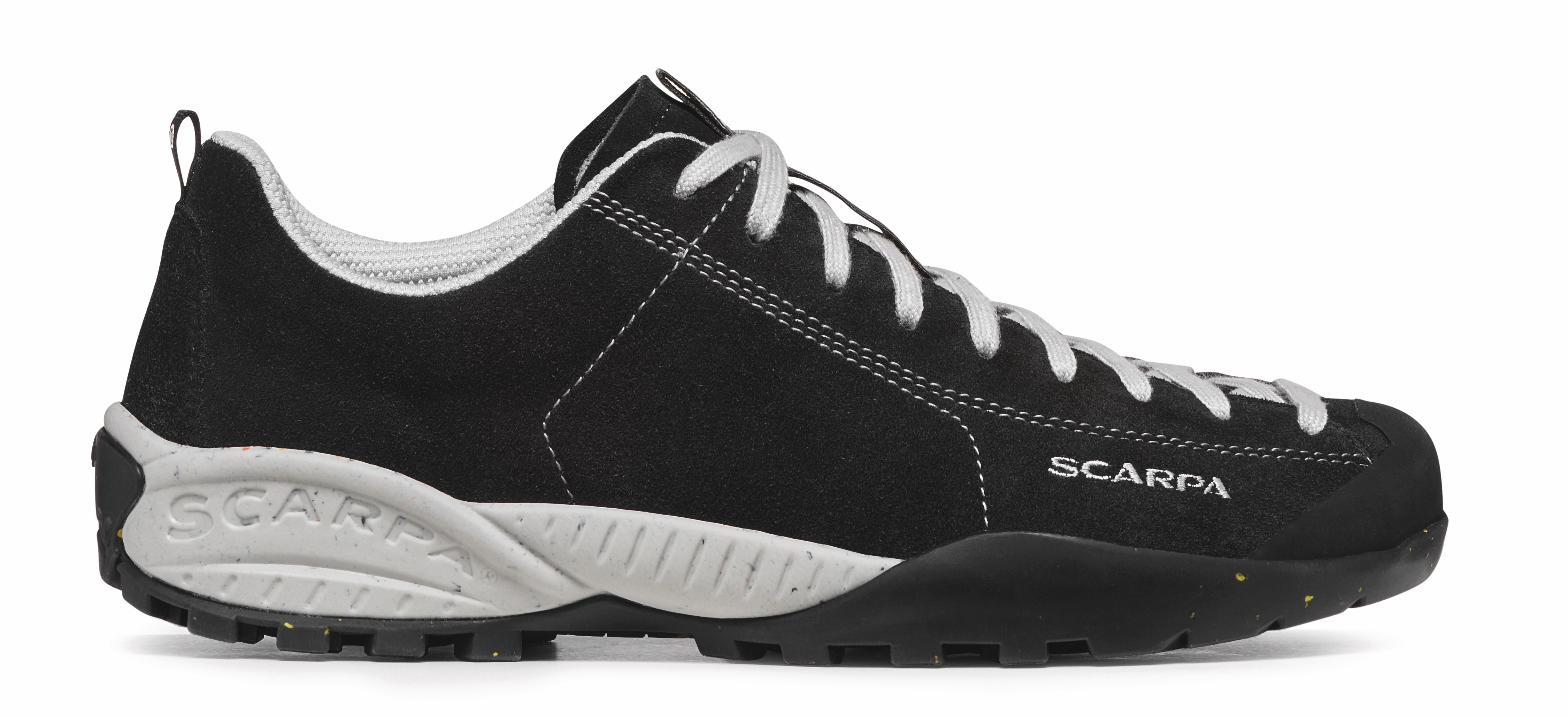 Chaussure noire Scarpa avec lacets blancs, semelle robuste et design sportif.